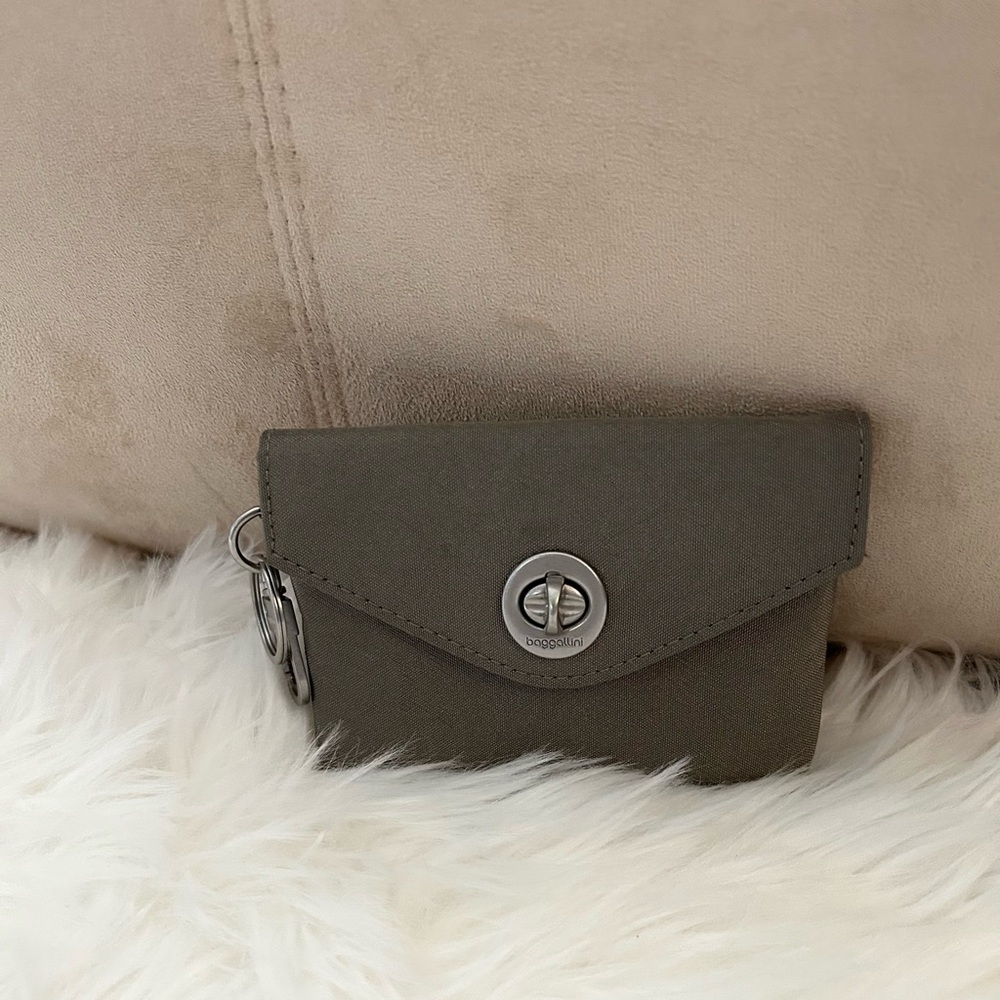 Baggallini RFID-protected Cards, ID Case with Turnlock, Easy Clip on Bag - Picture 7 of 13